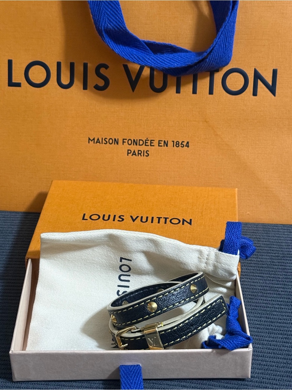 Louis Vuitton Suhali Double Tour
Leather Long Bracelet Black includes box - Picture 2 of 5